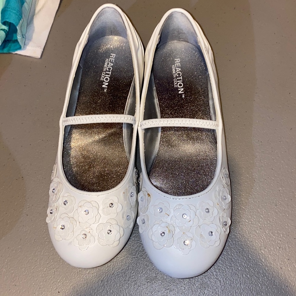 Girls size 4 Kenneth Cole Reaction flats.  Worn once!